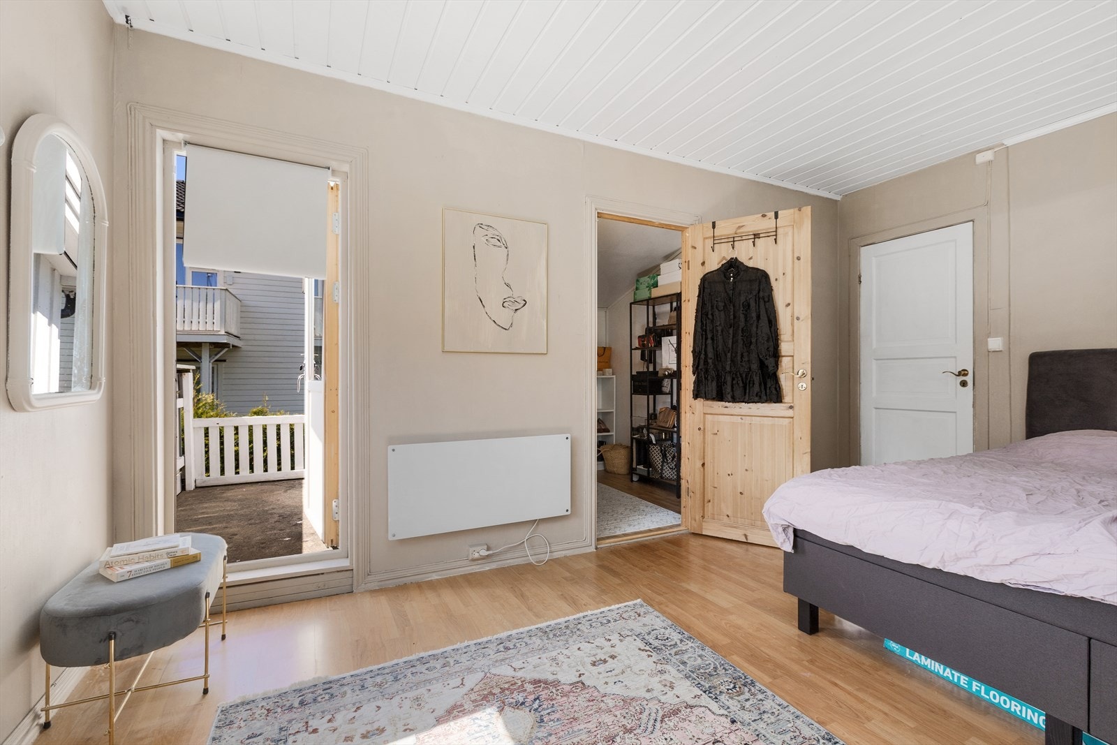 Soverom 1 har også utgang til terrasse og en stor tilhørende bod eller walk- in- closet Galleribilde
