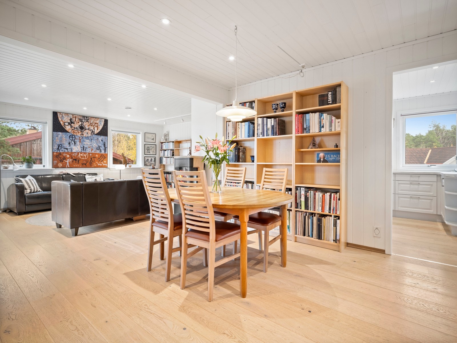 Her har man god plass til både sittegruppe og spiseplass dersom ønskelig. Galleribilde
