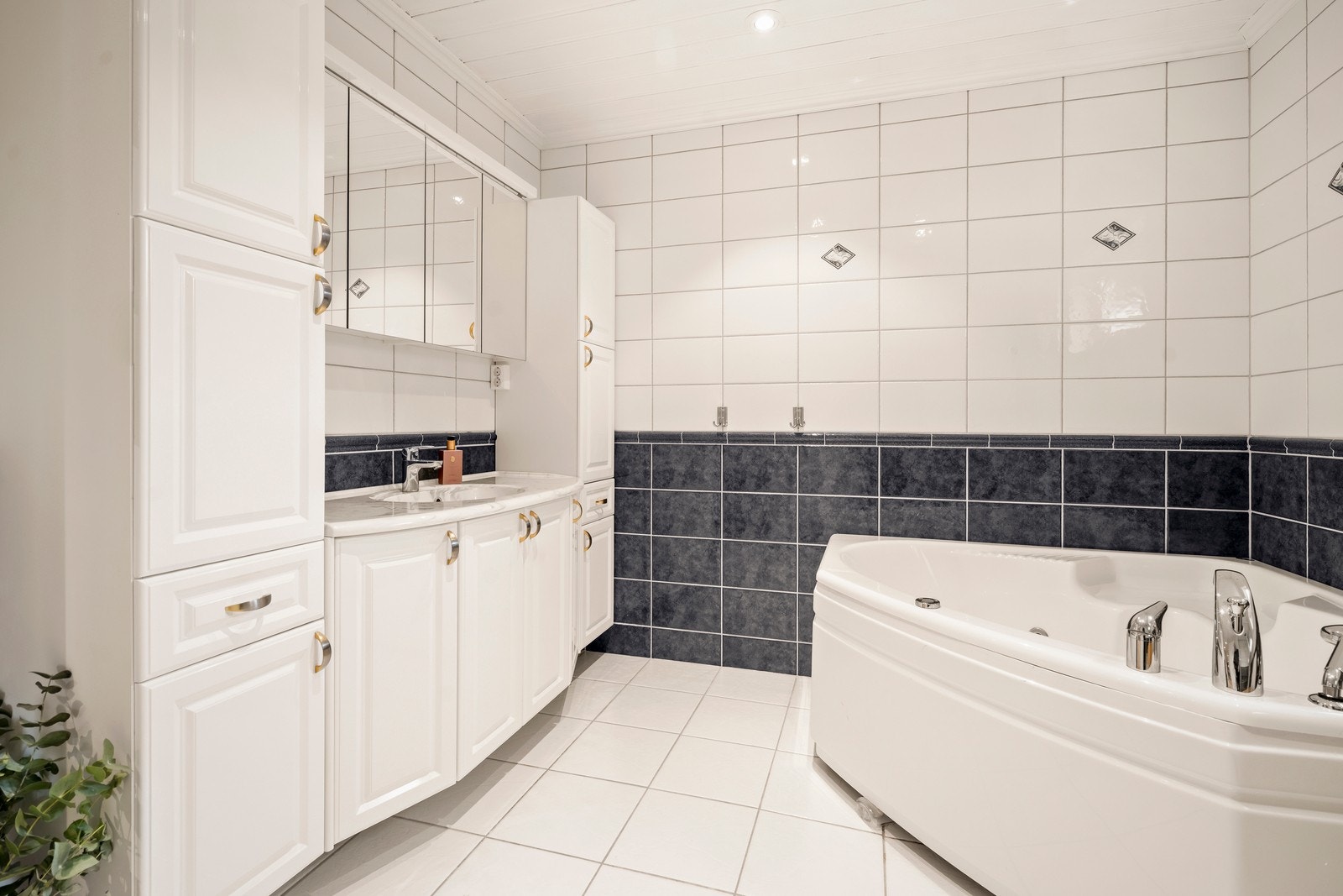 Badet har en stor og praktisk baderomsinnredning med servantseksjon, speilskap og høyskap, som gir svært gode oppbevaringsmuligheter. Galleribilde