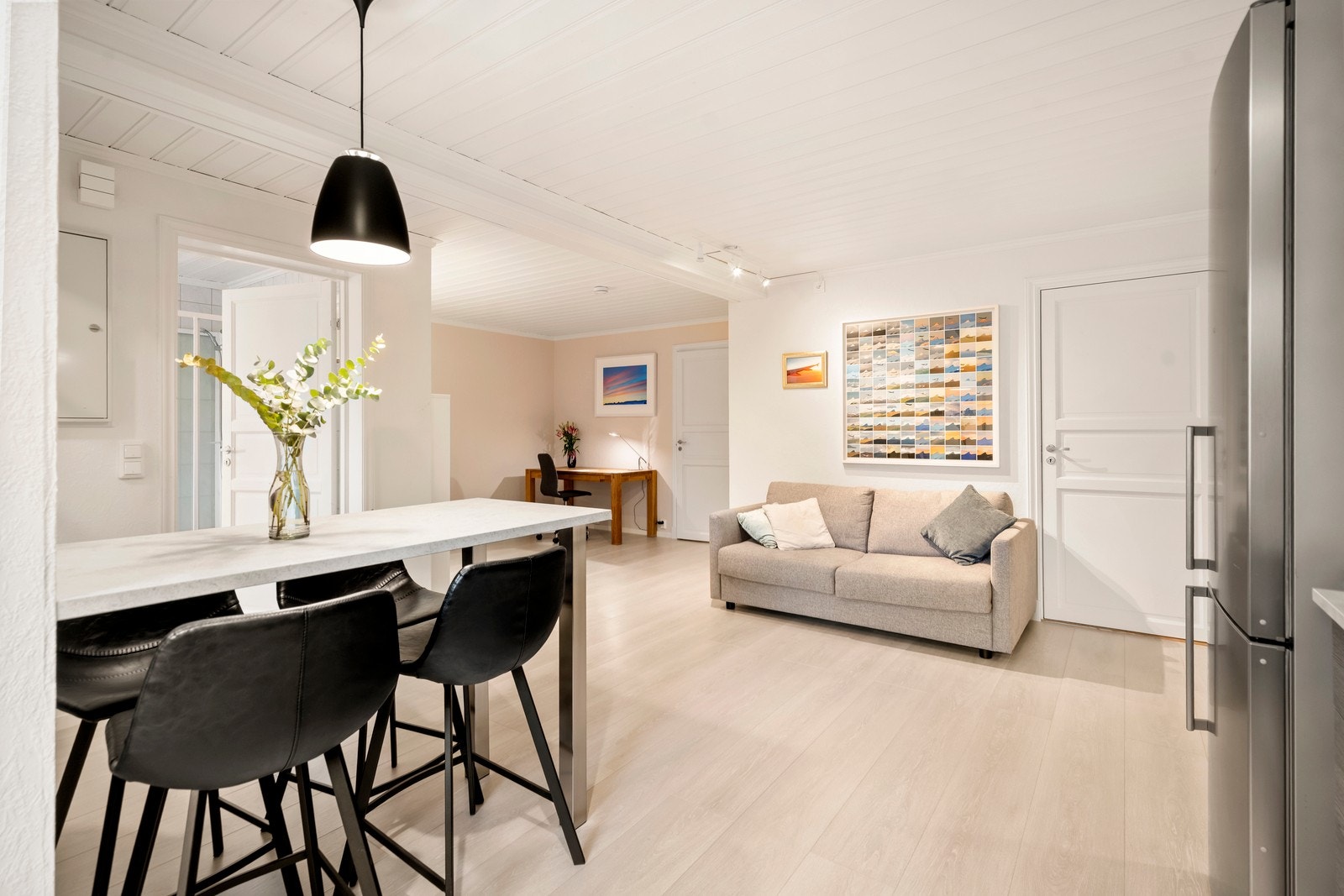 Oppholdsrommet er både hyggelig og funksjonelt, med en hjemmekoselig følelse. Galleribilde