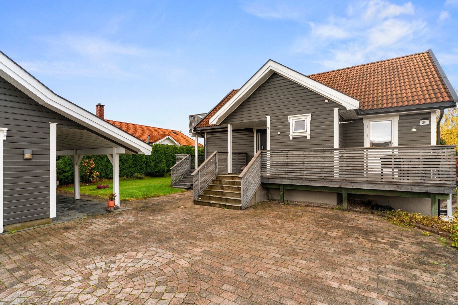 Boligen har gode parkeringsforhold med garasje samt flere oppstillingsplasser på egen eiendom. Galleribilde