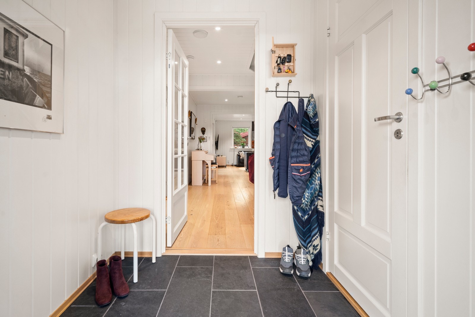 Entréen fremstår lys og funksjonell, og gir et godt førsteinntrykk av boligens planløsning. Galleribilde
