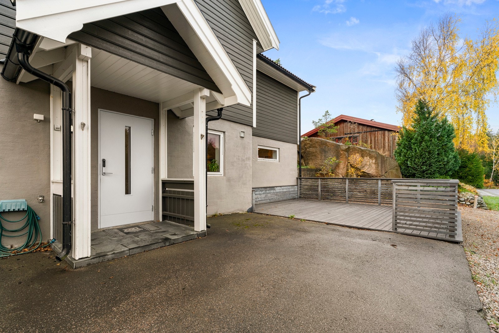 Egen adkomst gir gode forutsetninger for separat bruk eller utleie. Galleribilde