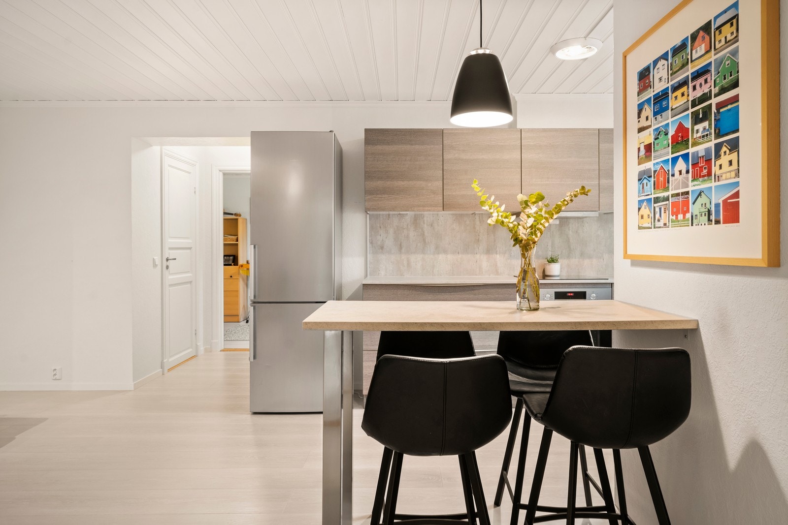 Lyse toner på overflatene gir et helhetelig utrykk for underetasjen. Galleribilde