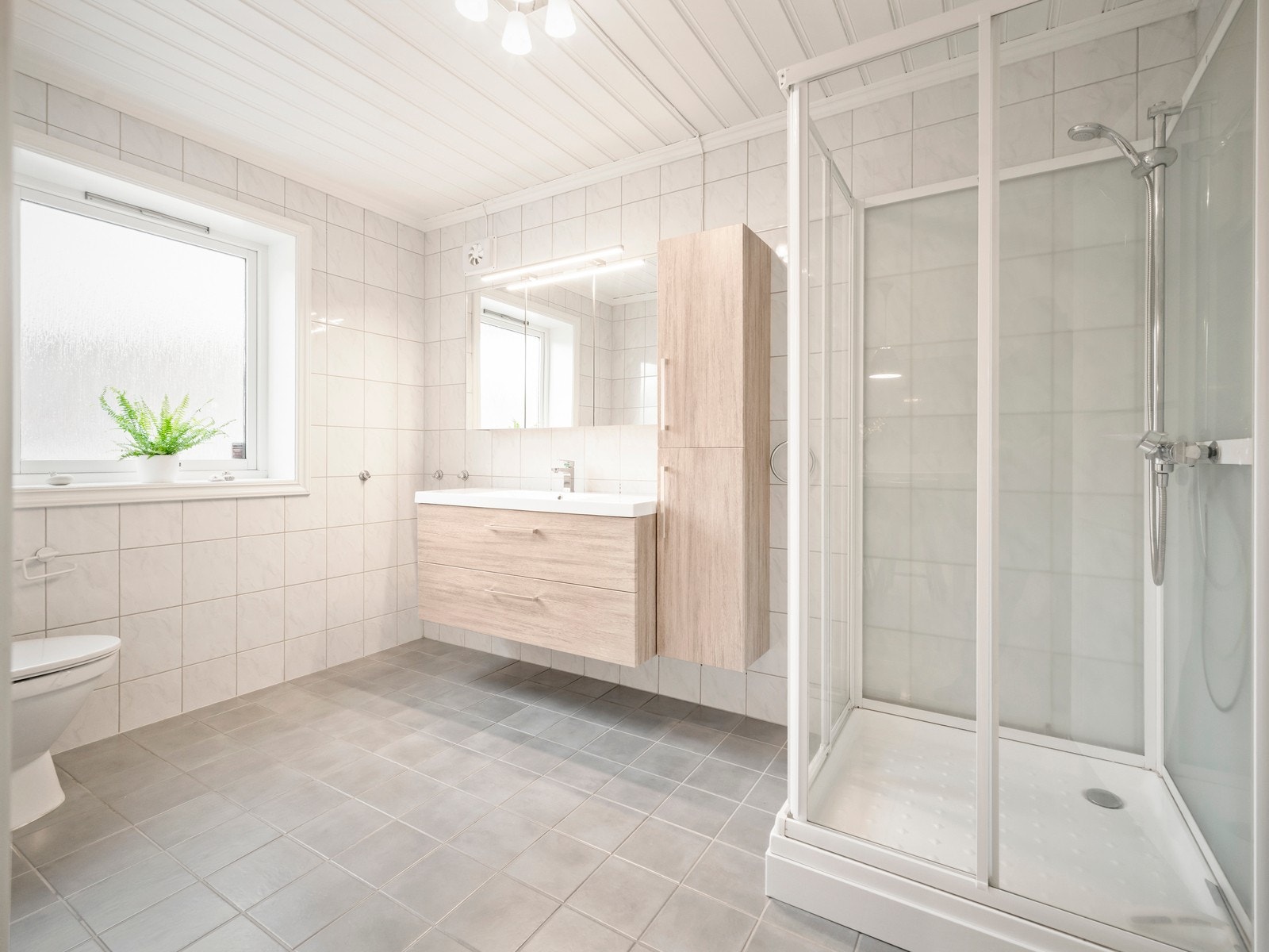 Badet er flislagt på både vegger og gulv og det foreligger vannbåren gulvvarme i hele underetasjen. Galleribilde