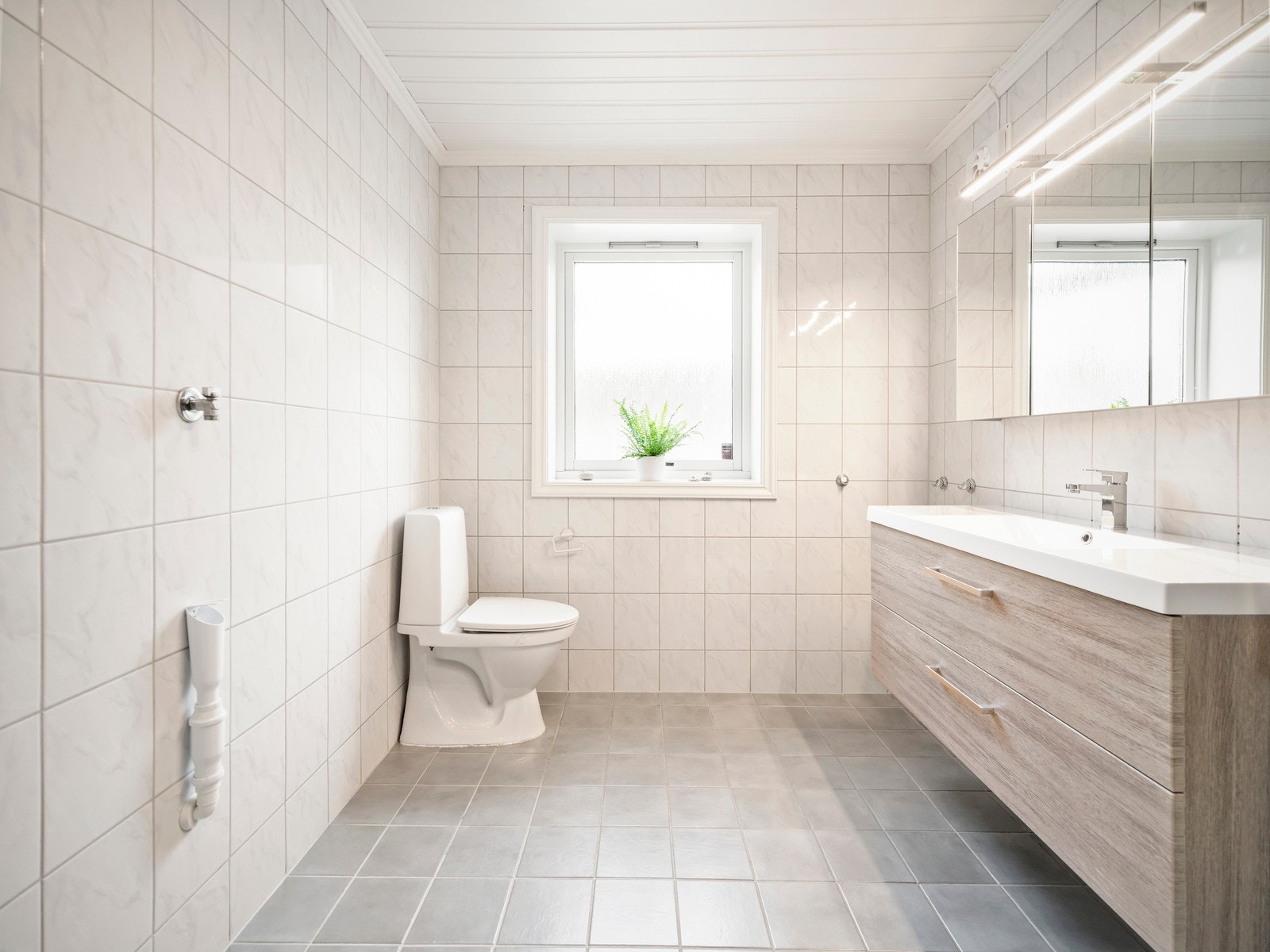 Badet i underetasjen har servantseksjon med skuffer samt speilskap med oppbevaringsplass. Galleribilde