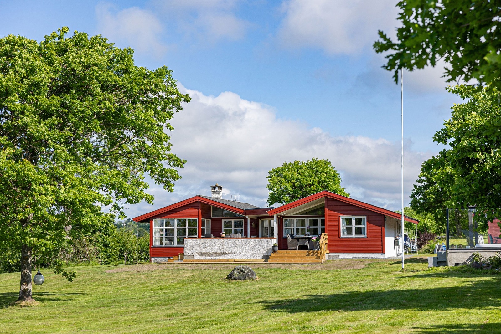Hytta ligger flott og lunt plassert i terrenget