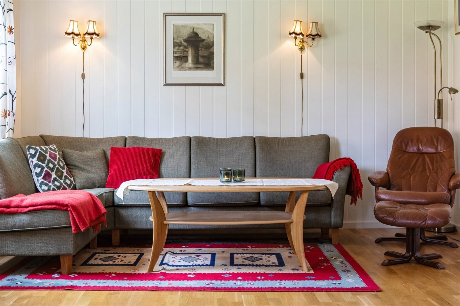 Vegger med malte, panelimiterte plater gir et helhetlig inntrykk. Galleribilde
