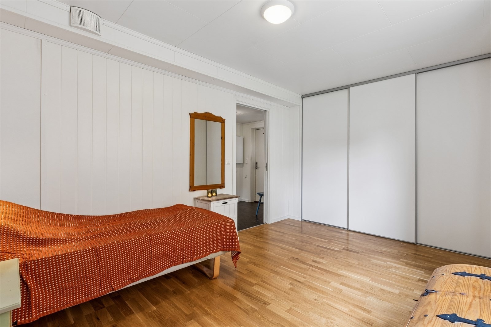 Romslig hovedsoverom med en stor skyvedørsgarderobe for effektiv oppbevaring. Galleribilde