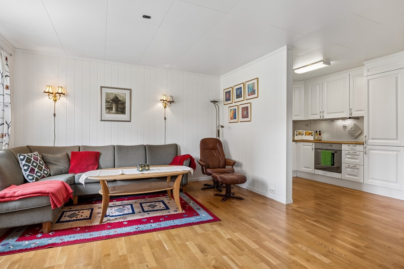 Stuen har god plass til en sofagruppe. Galleribilde
