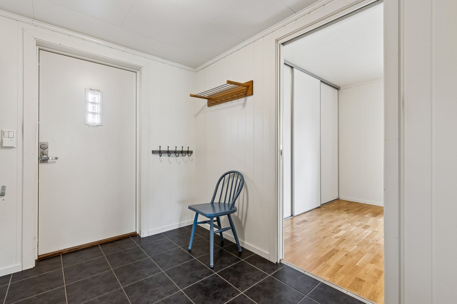Malte fyllingsdører og skyvedører er gjennomgående i leiligheten. Galleribilde