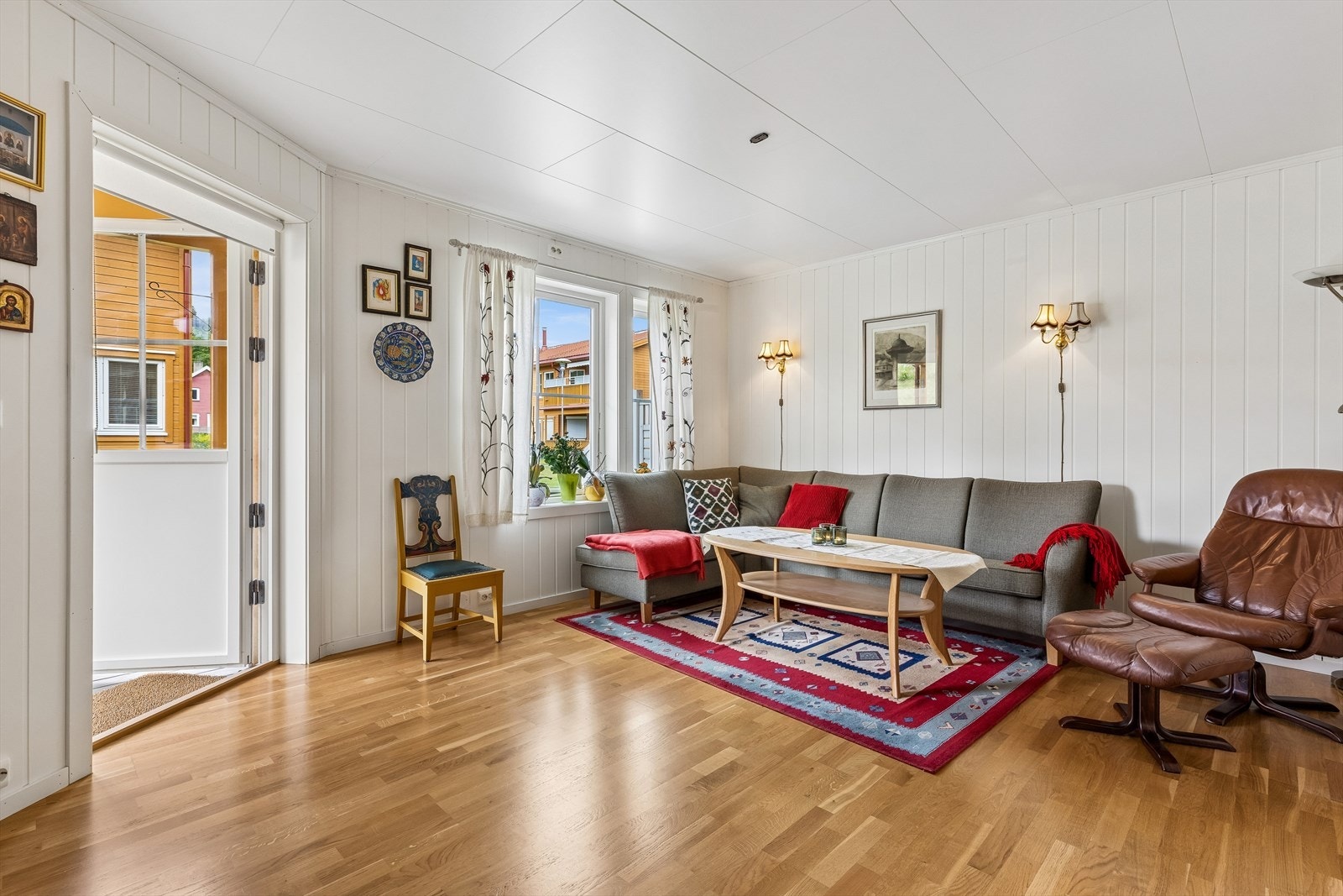 Gjennomgående parkett på gulv i alle oppholdsrom. Galleribilde