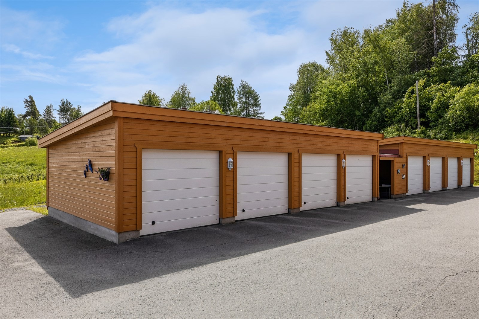 Det medfølger en garasjeplass i felles garasjerekke (nr. 4 fra venstre). Galleribilde