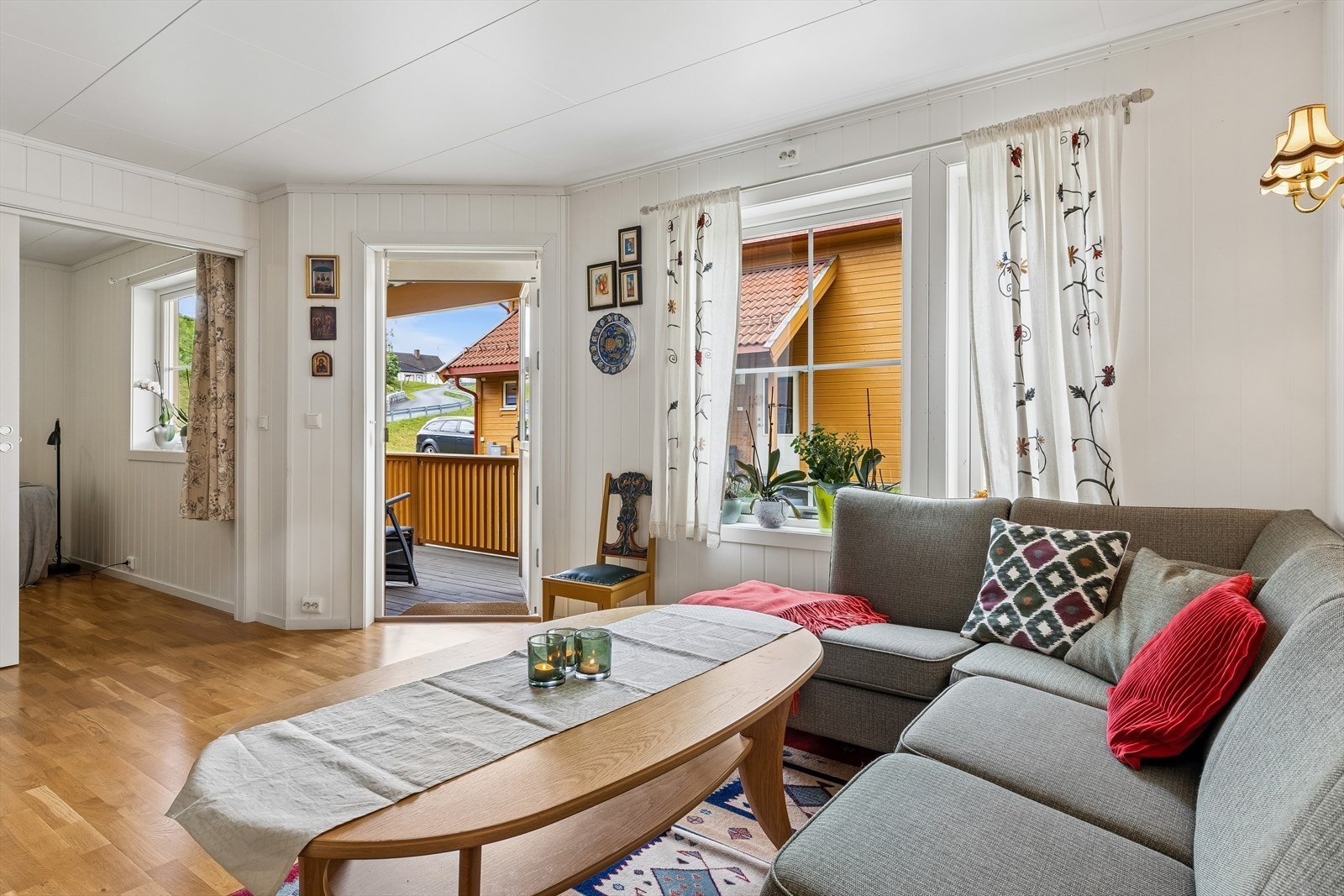 Fra stuen er det direkte utgang til en terrasse på 16 m². Galleribilde