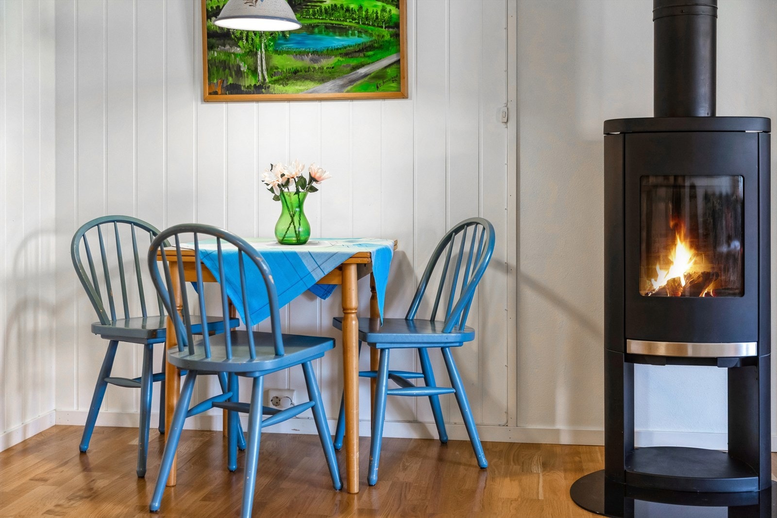 En stålpipe komplementerer den moderne vedovnen. Galleribilde