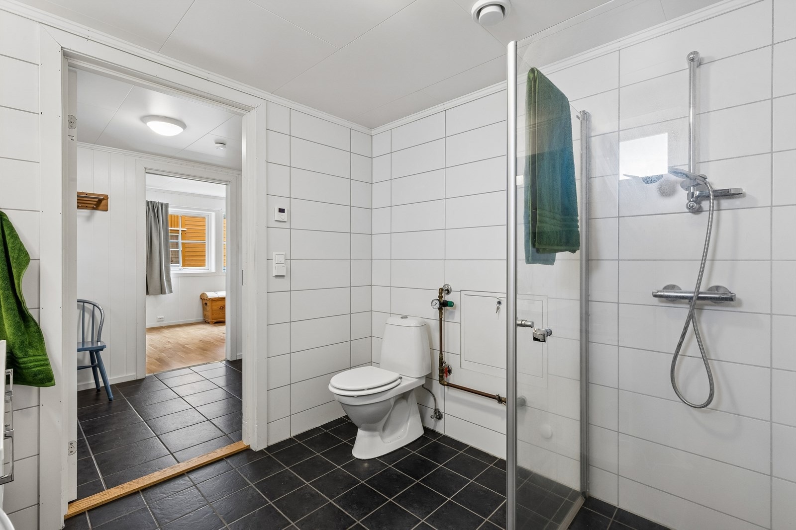 Badet har keramiske fliser på både gulv og vegger. Galleribilde