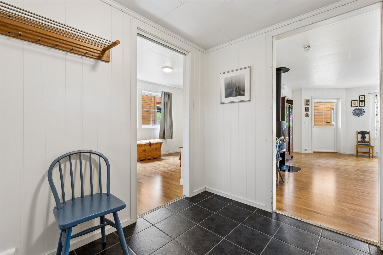 Entréen har keramiske fliser med varmekabler på gulvet. Galleribilde