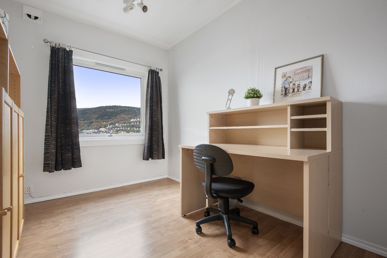Soverom to er innredet som kontor. Galleribilde