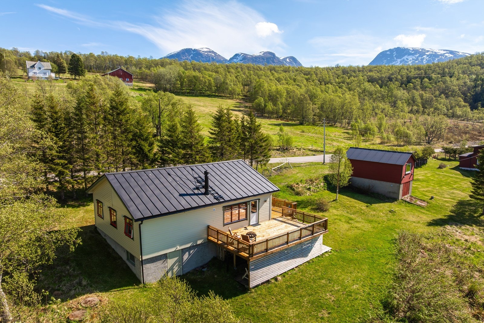 Hytta har en naturskjønn beliggenhet i Olaheimen på Sør-Senja, et populært område omgitt av vakker og variert natur. Galleribilde