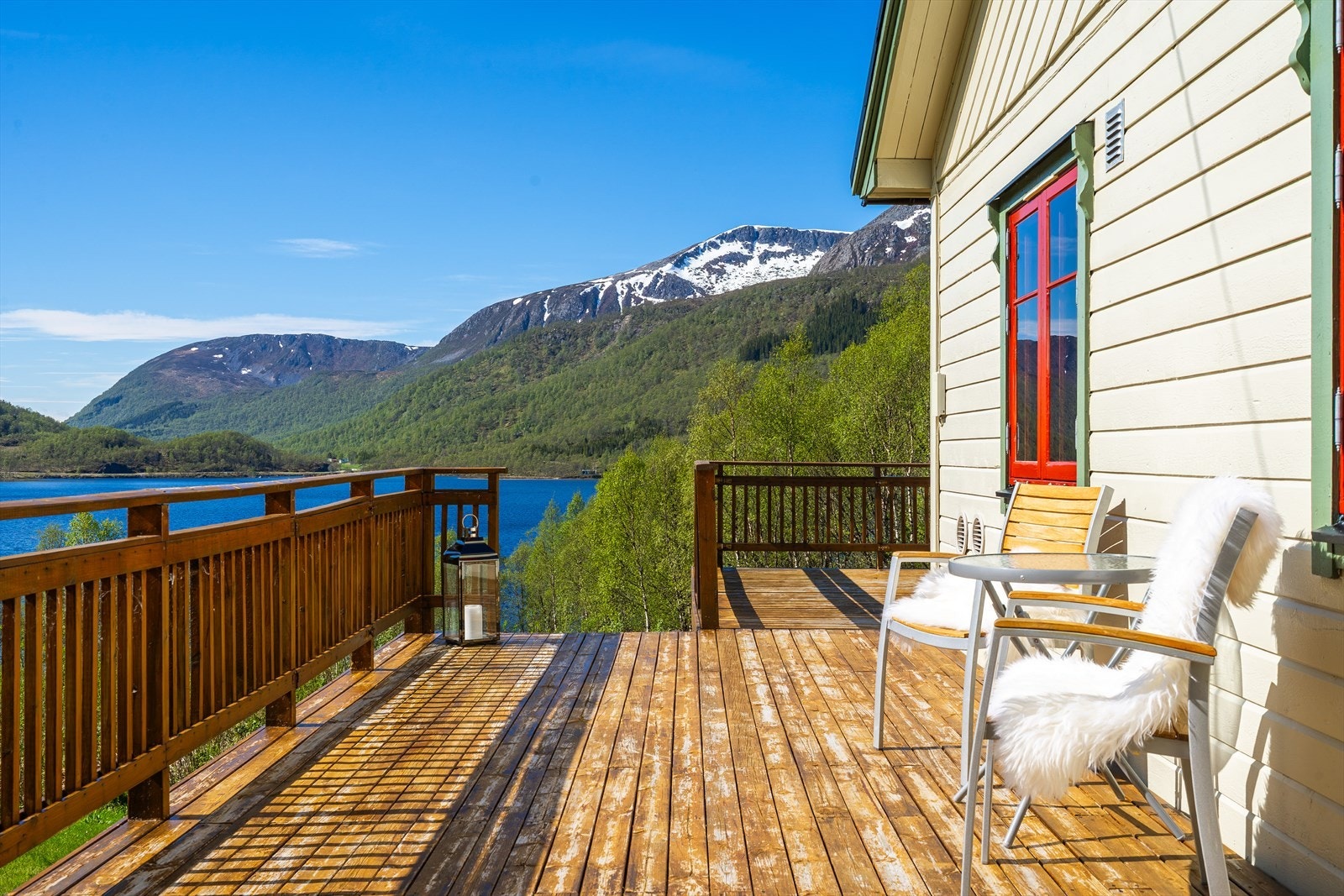 Hytta har stort terrasse område med gode solforhold og flott utsikt! Galleribilde
