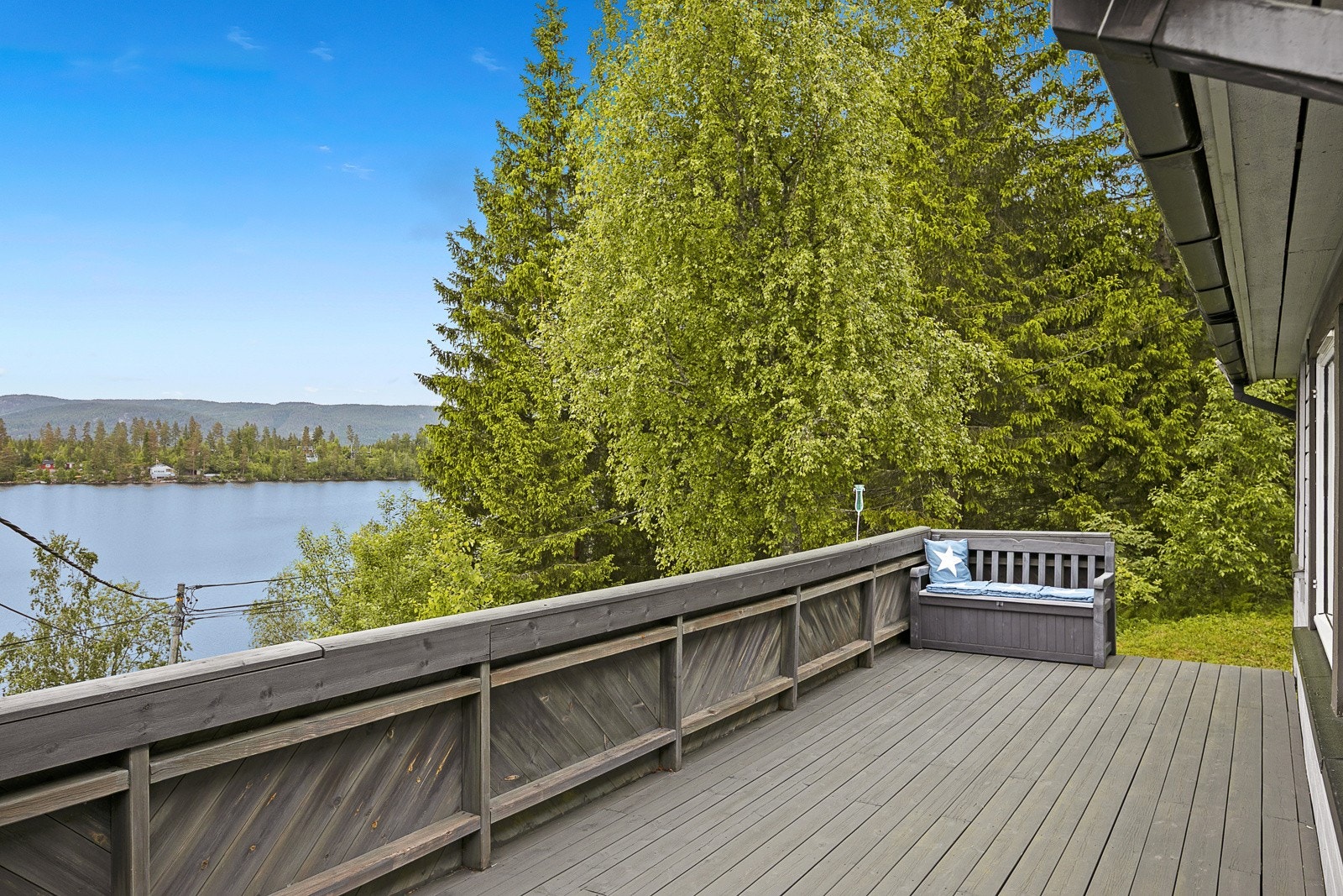 Veranda med nydelig utsikt over Heivannet og nærliggende områder (Det gjøres også oppmerksom på at terrasseanlegget fra 2004 er bygd uten av nødvendig tillatelse fra kommunen er gitt) Galleribilde