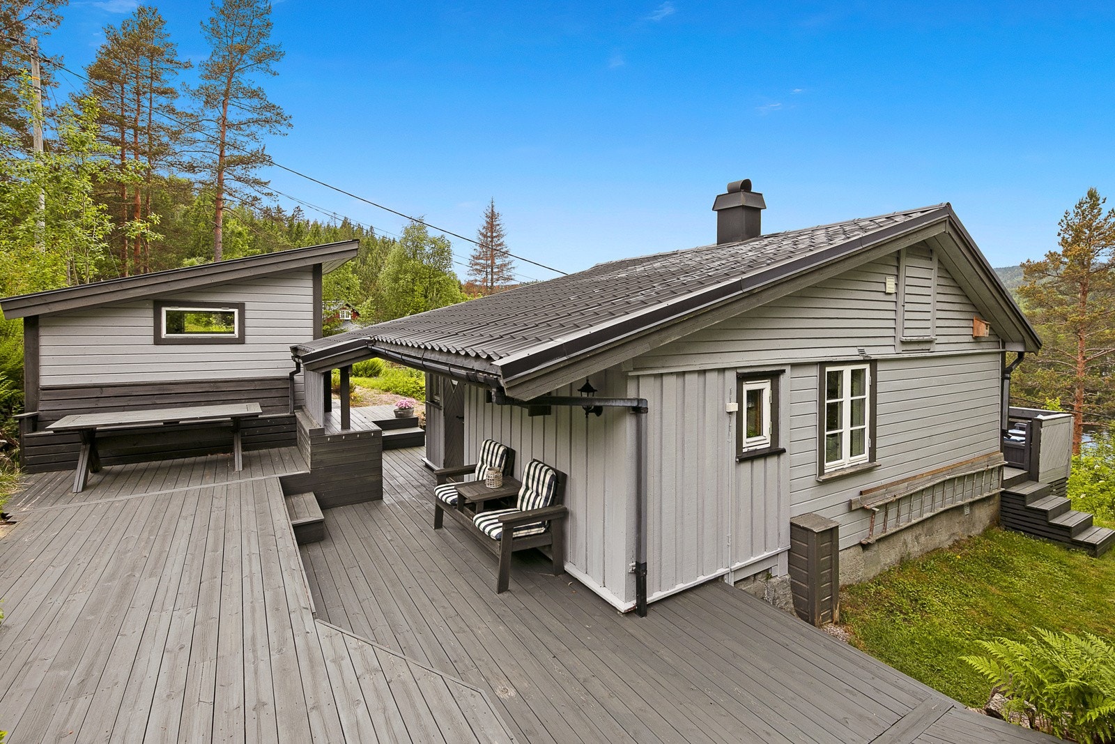 Lun uteplass på baksiden av hytta, og fine plattinger hele veien Galleribilde