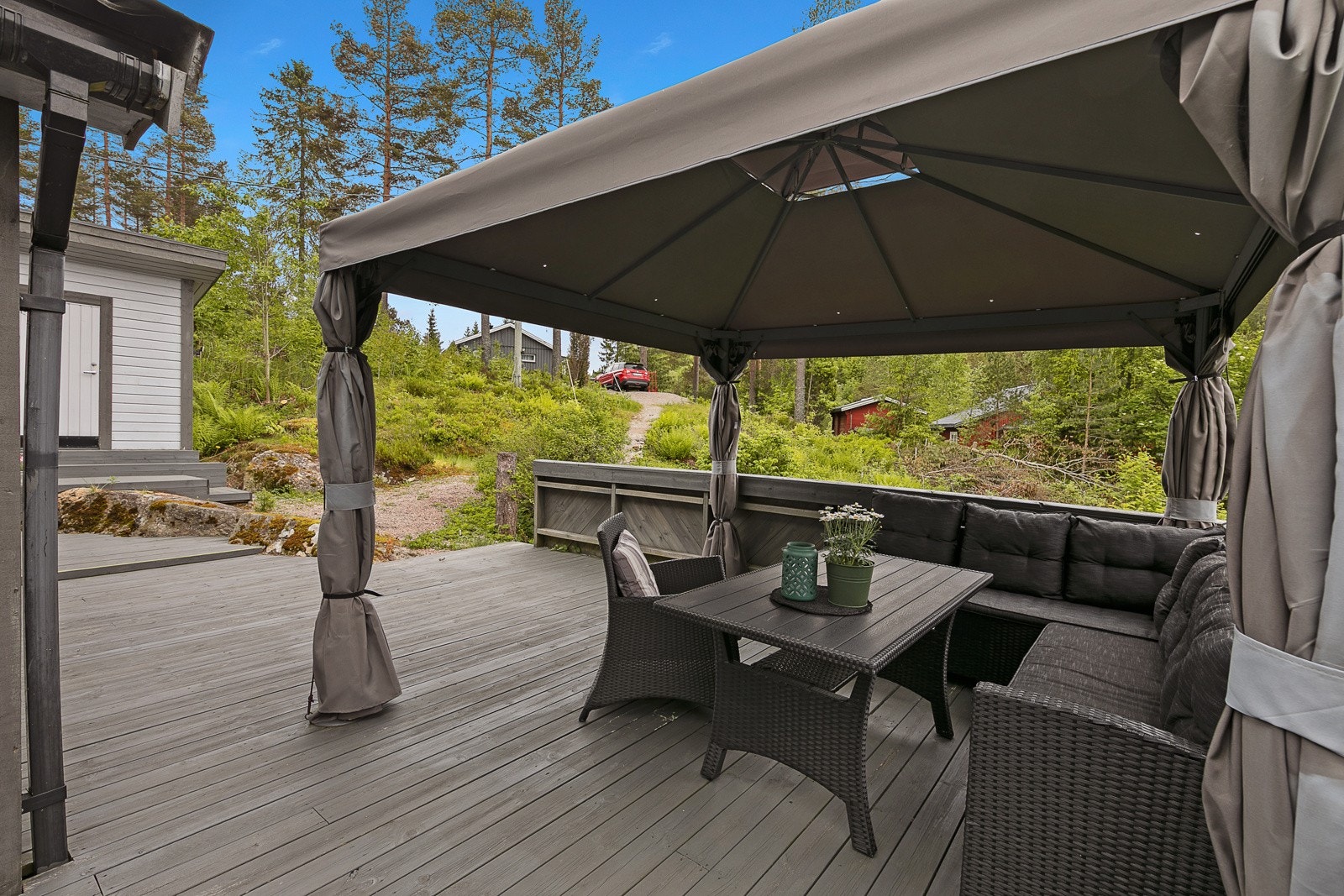 Lunt og usjenert på verandaen Galleribilde