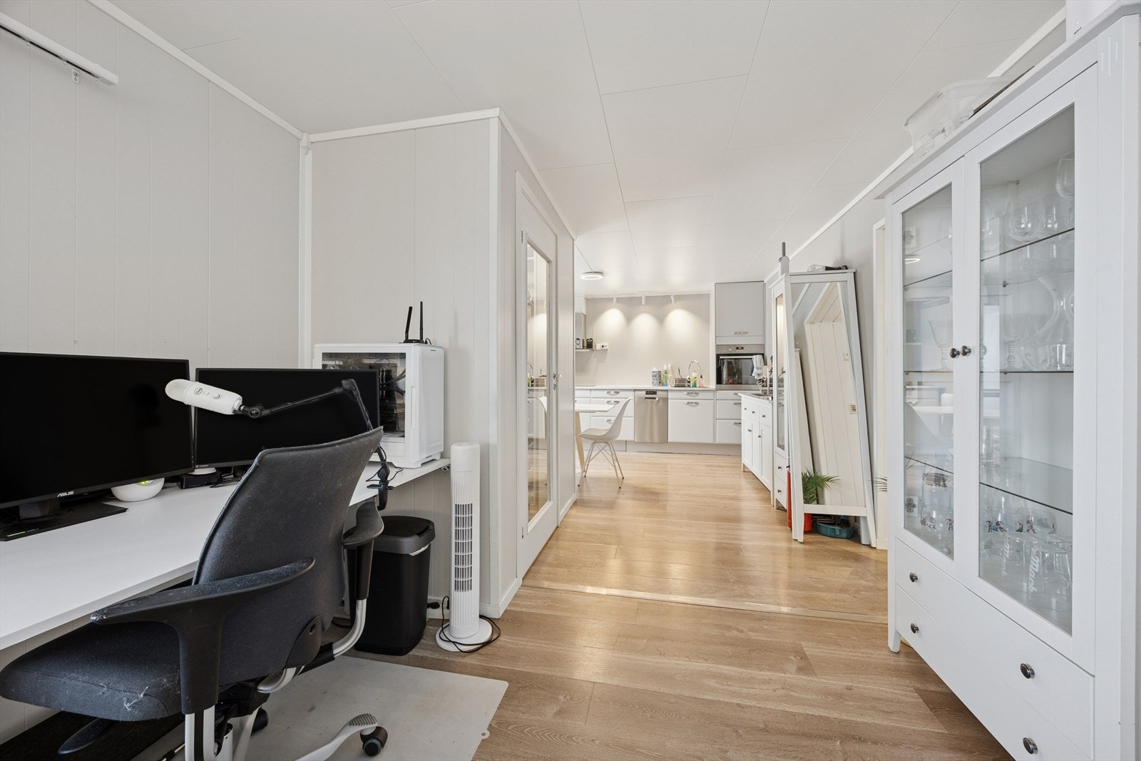 Leilighet vest er av god størrelse og består av stue, kjøkken. bad, soverom og bod. Galleribilde