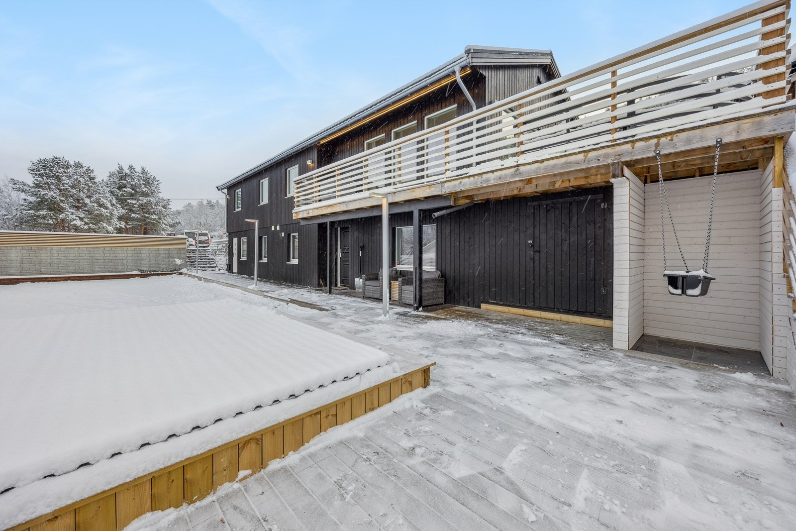 Det er etablert en stor terrasse ved boligen. Galleribilde