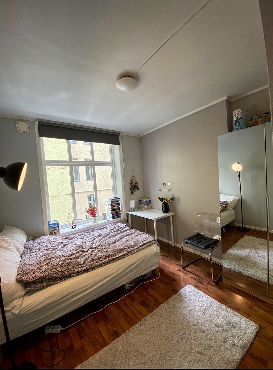 Møblert soverom med seng, garderobeskap og skrivebord Galleribilde