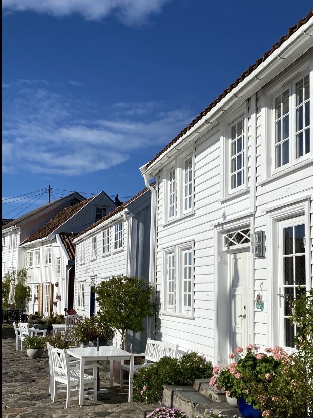 Åvik er et lite, autentisk strandsted, kjent for sin rolige atmosfære, gamle trehusbebyggelse og nære tilknytning til sjølivet. Galleribilde
