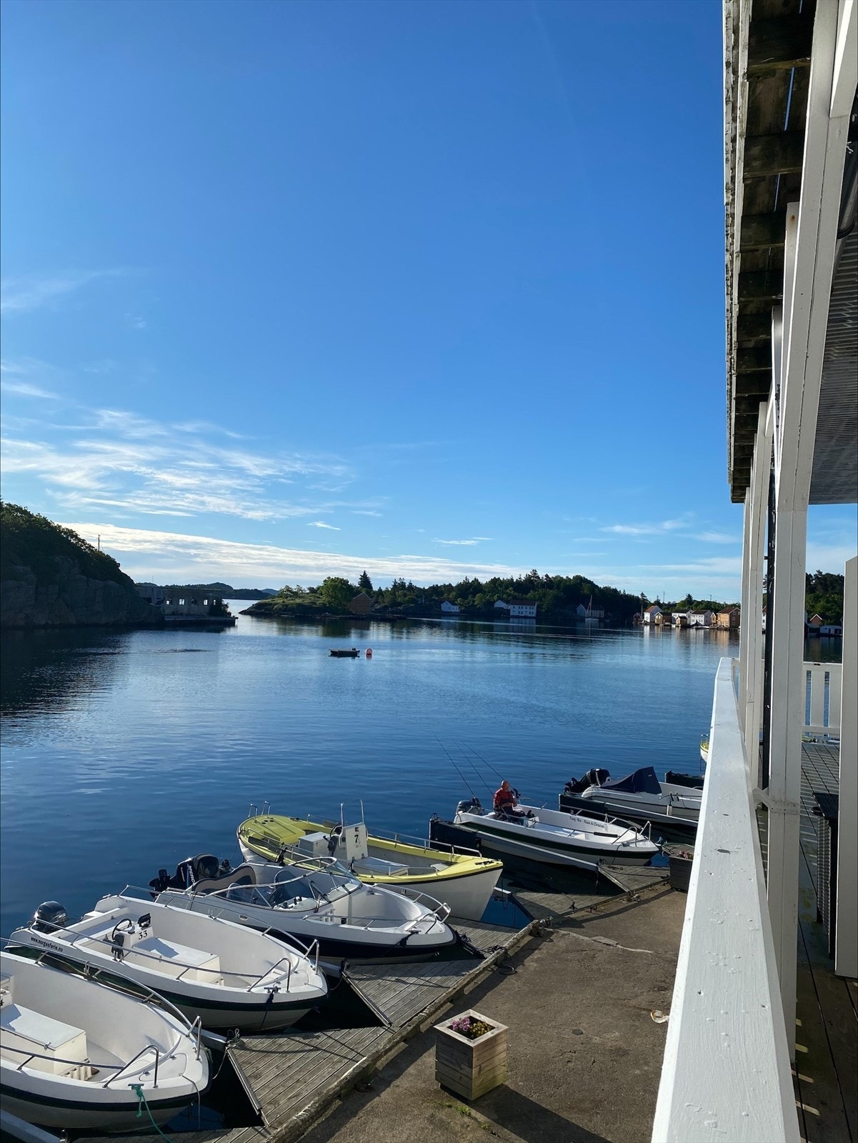 Her bor du i maritime omgivelser med sjøen som nærmeste nabo og en flott utsikt ut mot det åpne havet og den sjarmerende uthavna Svinør. Galleribilde