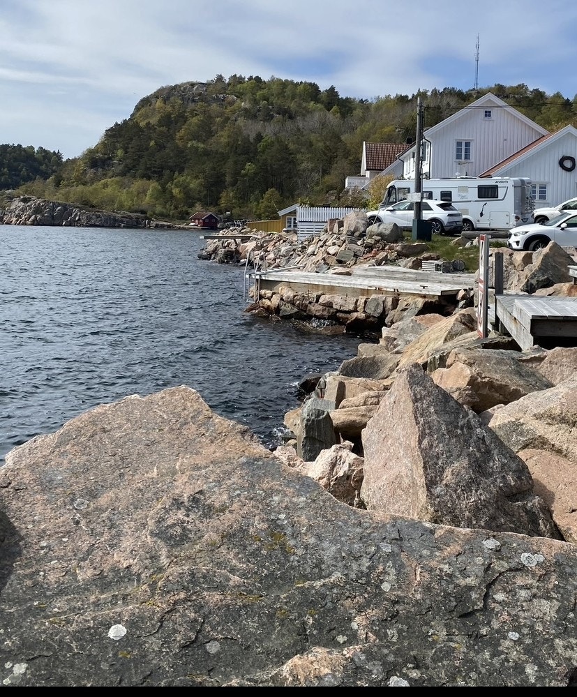I enden av parkeringsplassen er det en solplatting sameiet disponerer samt en trebrygge som tilhører sameiet. Galleribilde