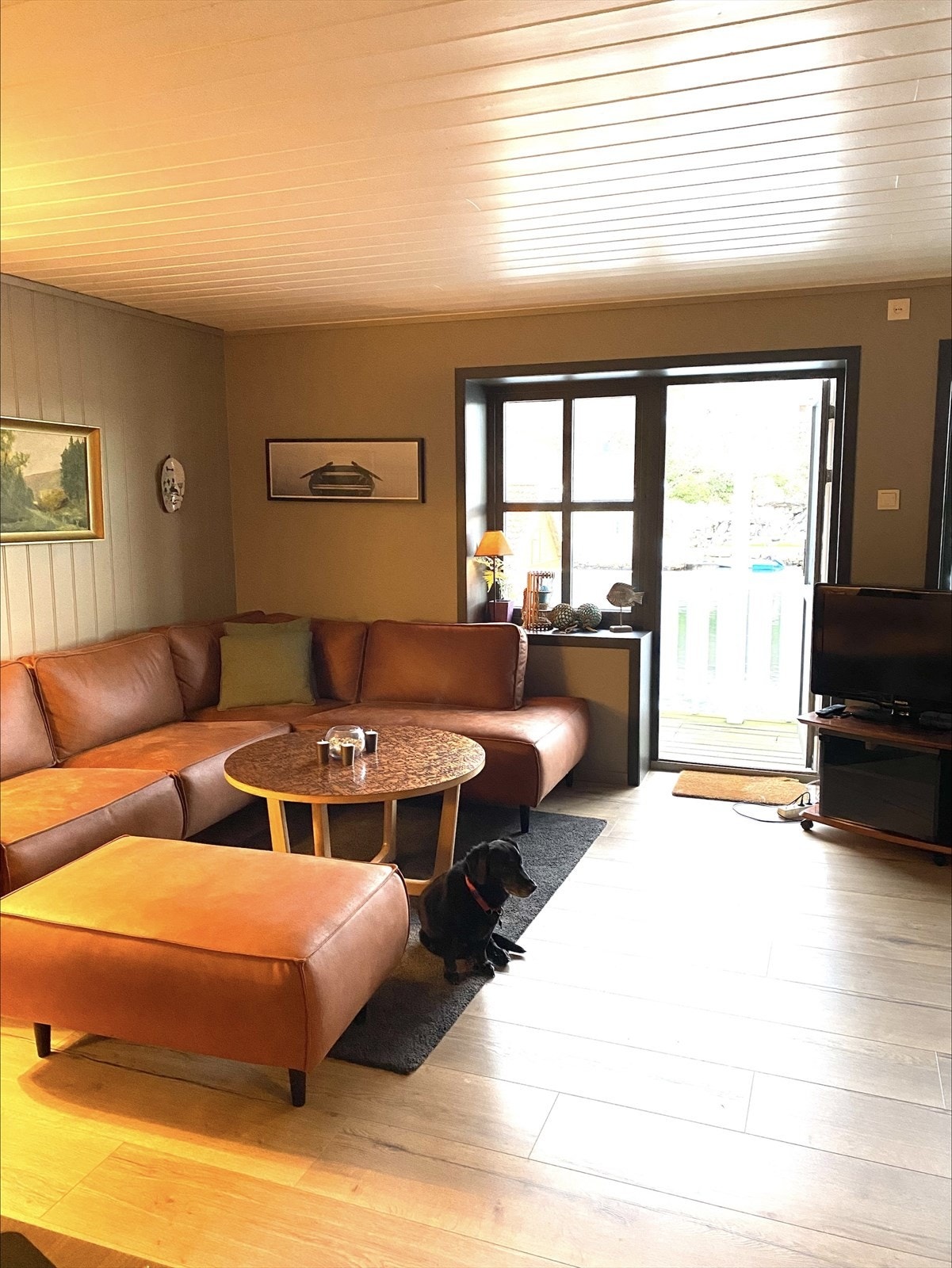 Leiligheten har fått overflatebehandling i alle rom. Åpen løsning mellom stue og kjøkken med utgang til terrasse i front. Galleribilde