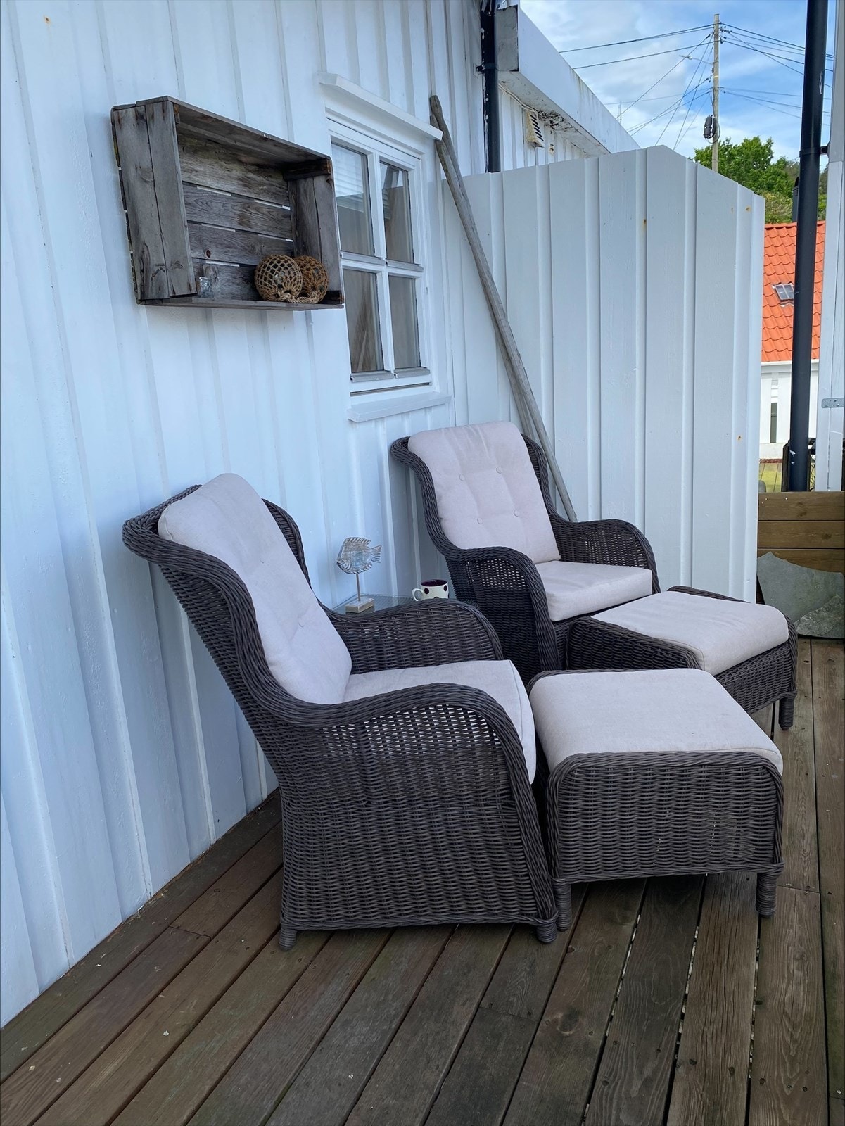 Terrasse har overbygg og fin utsikt utover sjøen. Galleribilde