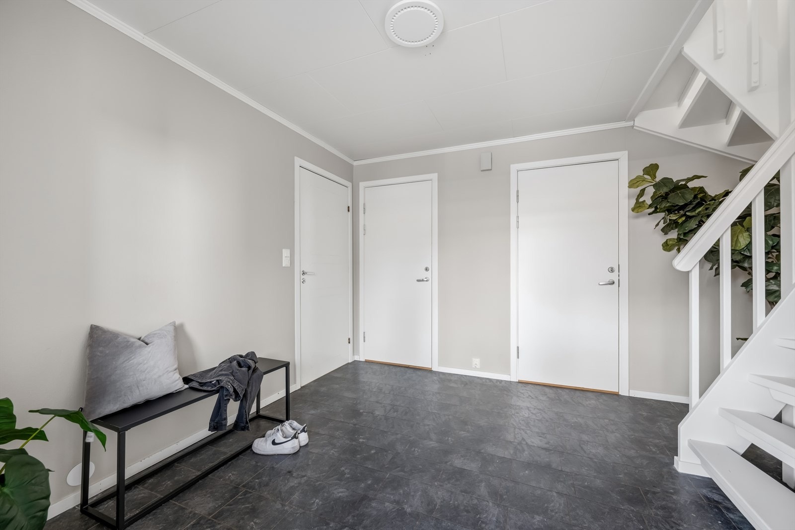 Fra gangen er det adkomst til to soverom, bad og en innvendig bod. Galleribilde