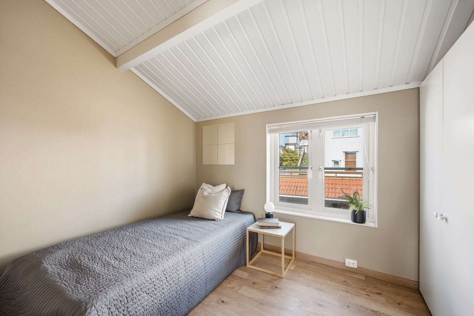 Lyst soverom med plass for seng og garderobe. Galleribilde