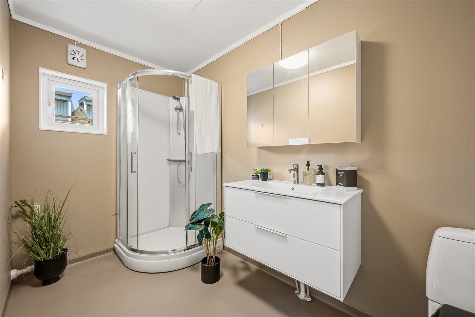 Badet i første etasje har dusjkabinett, toalett og opplegg for vaskemaskin. Galleribilde