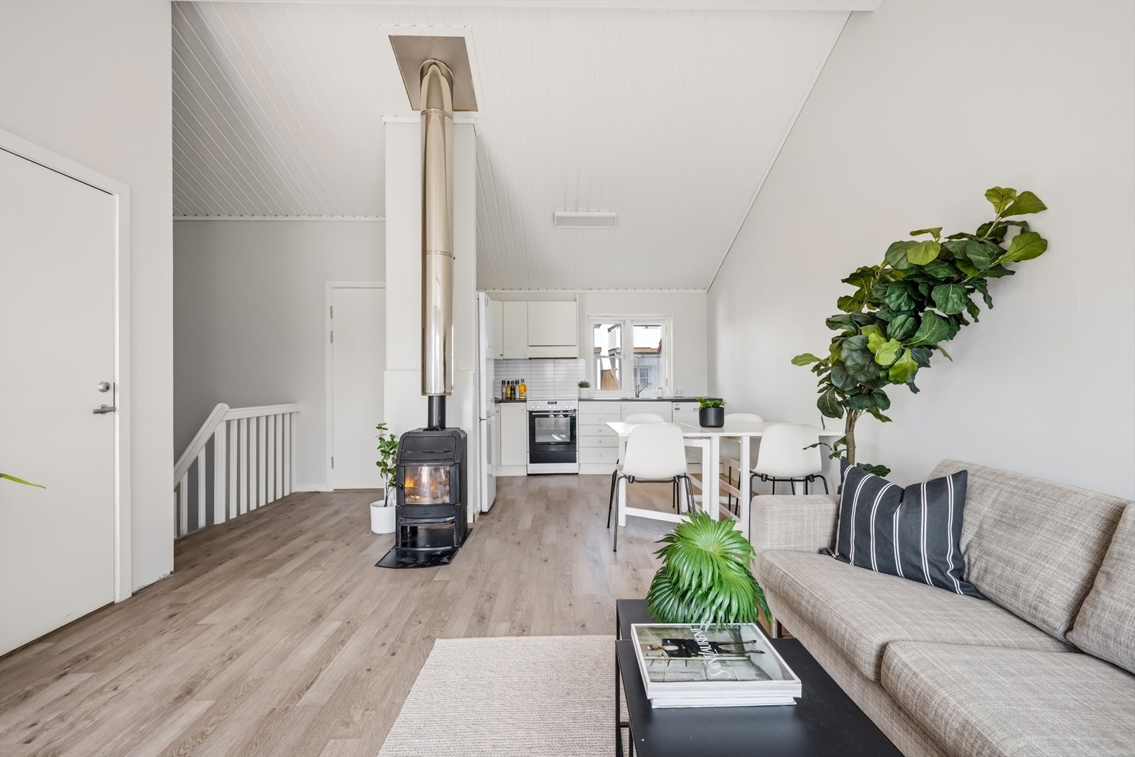 En vedovn med isolert stålpipe gir lun og effektiv varme i oppholdsrommet. Galleribilde