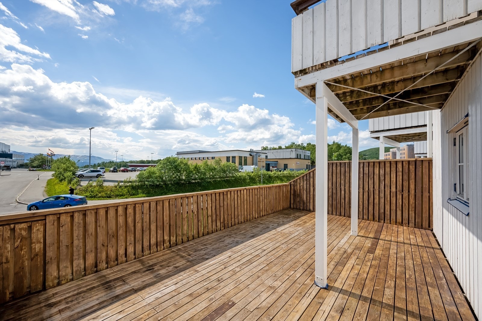 Stor og skjermet terrasse med gode solforhold. Galleribilde