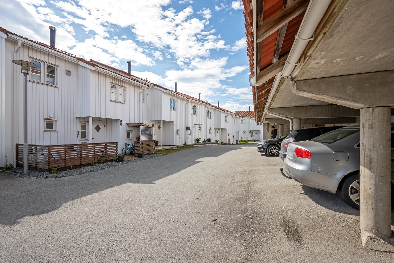 Parkering i egen carport. Tilhørende utebod med innlagt strøm gir ekstra lagringsplass. Galleribilde