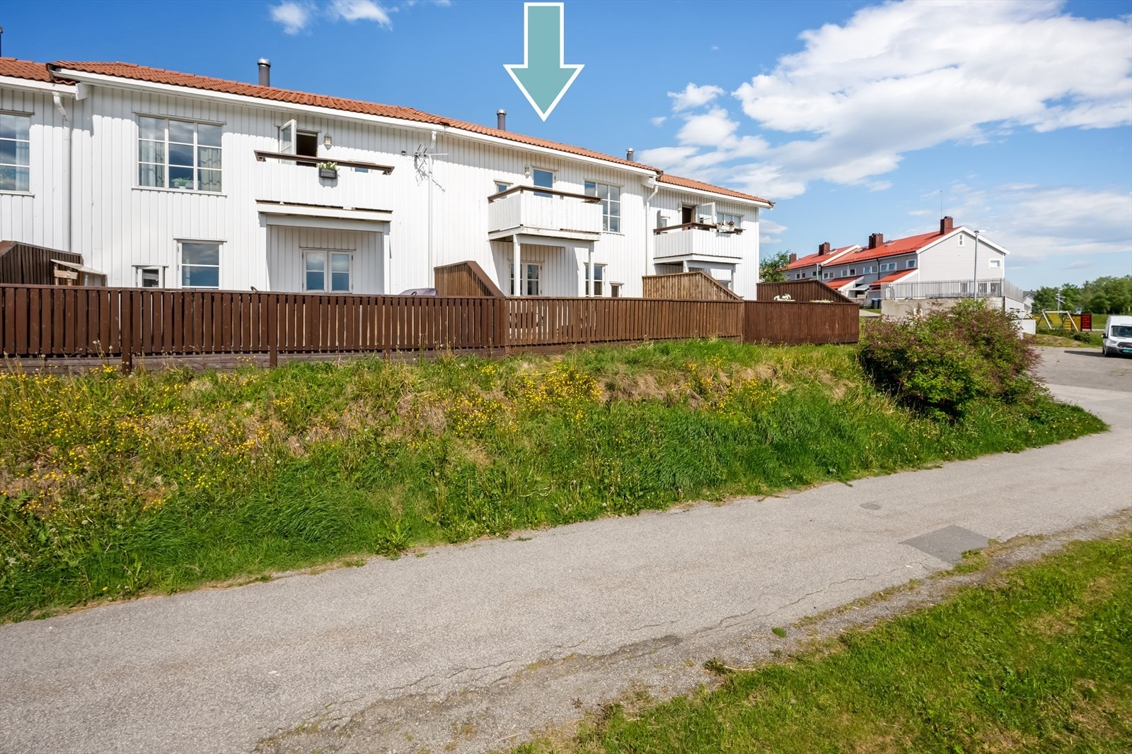Boligen ligger i et etablert og familievennlig område, med kort vei til det meste man trenger i hverdagen. Galleribilde