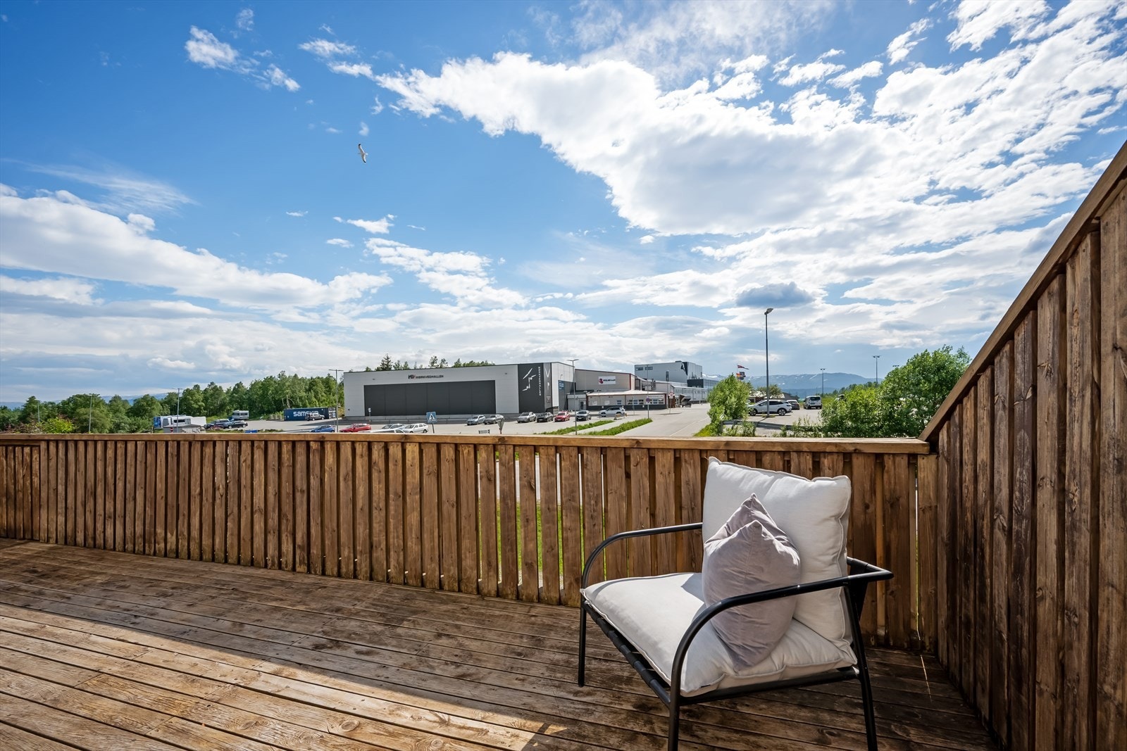 Uteplassen har rikelig av plass til utemøbler og grill. Galleribilde