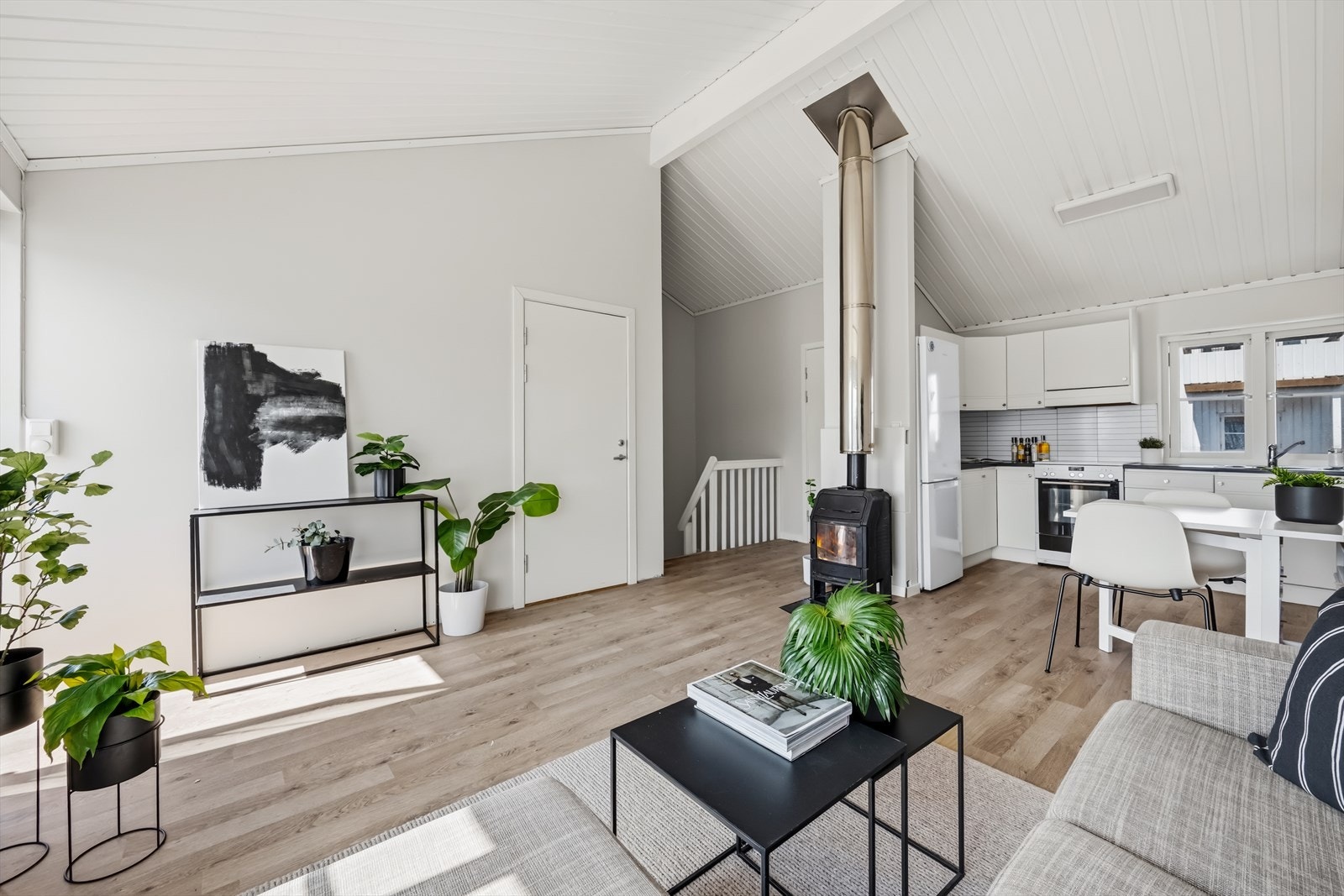 Den åpne løsningen mellom stue og kjøkken skaper en sosial og luftig atmosfære. Galleribilde