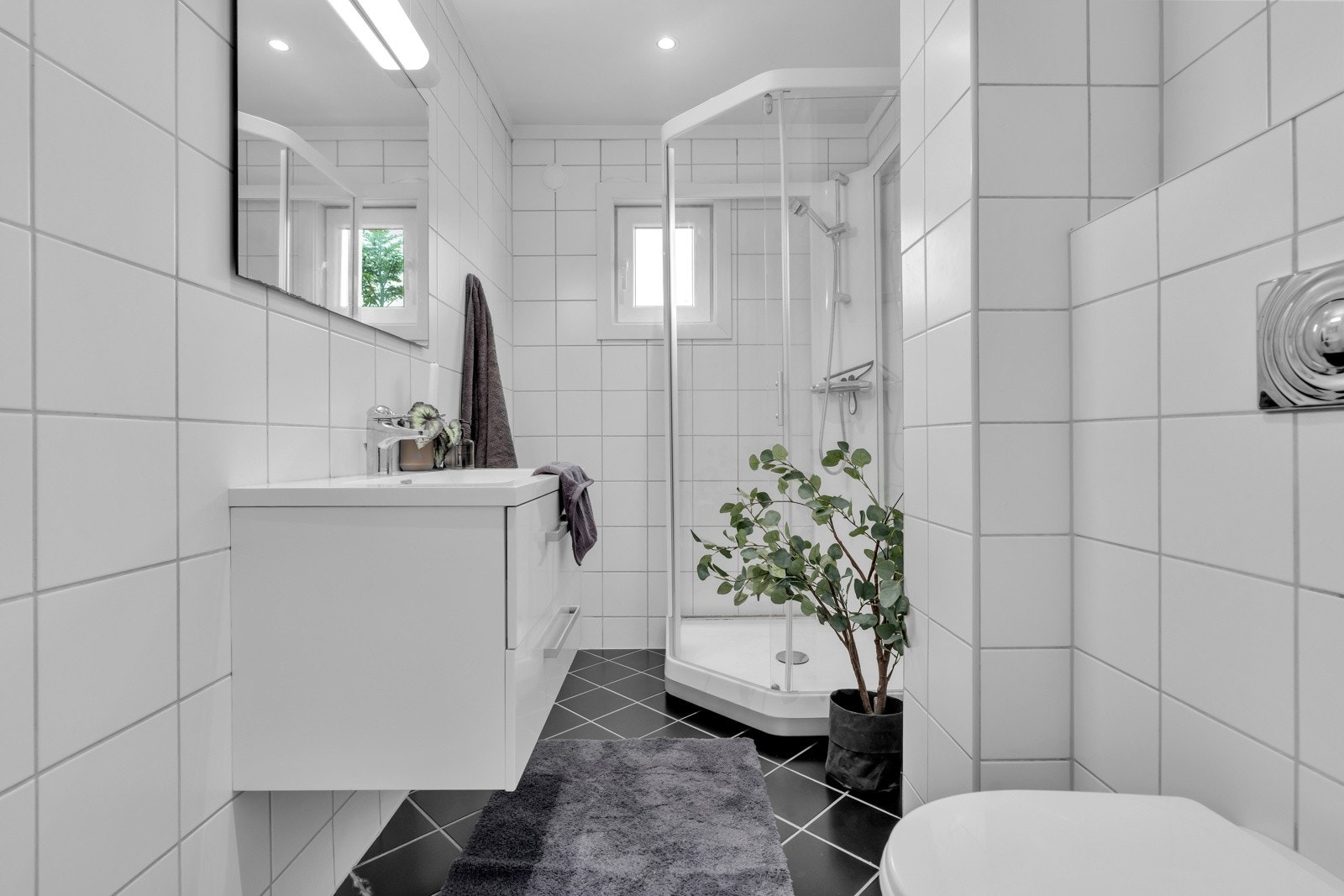 Stilrent og pent bad med fliser på både gulv og vegger Galleribilde