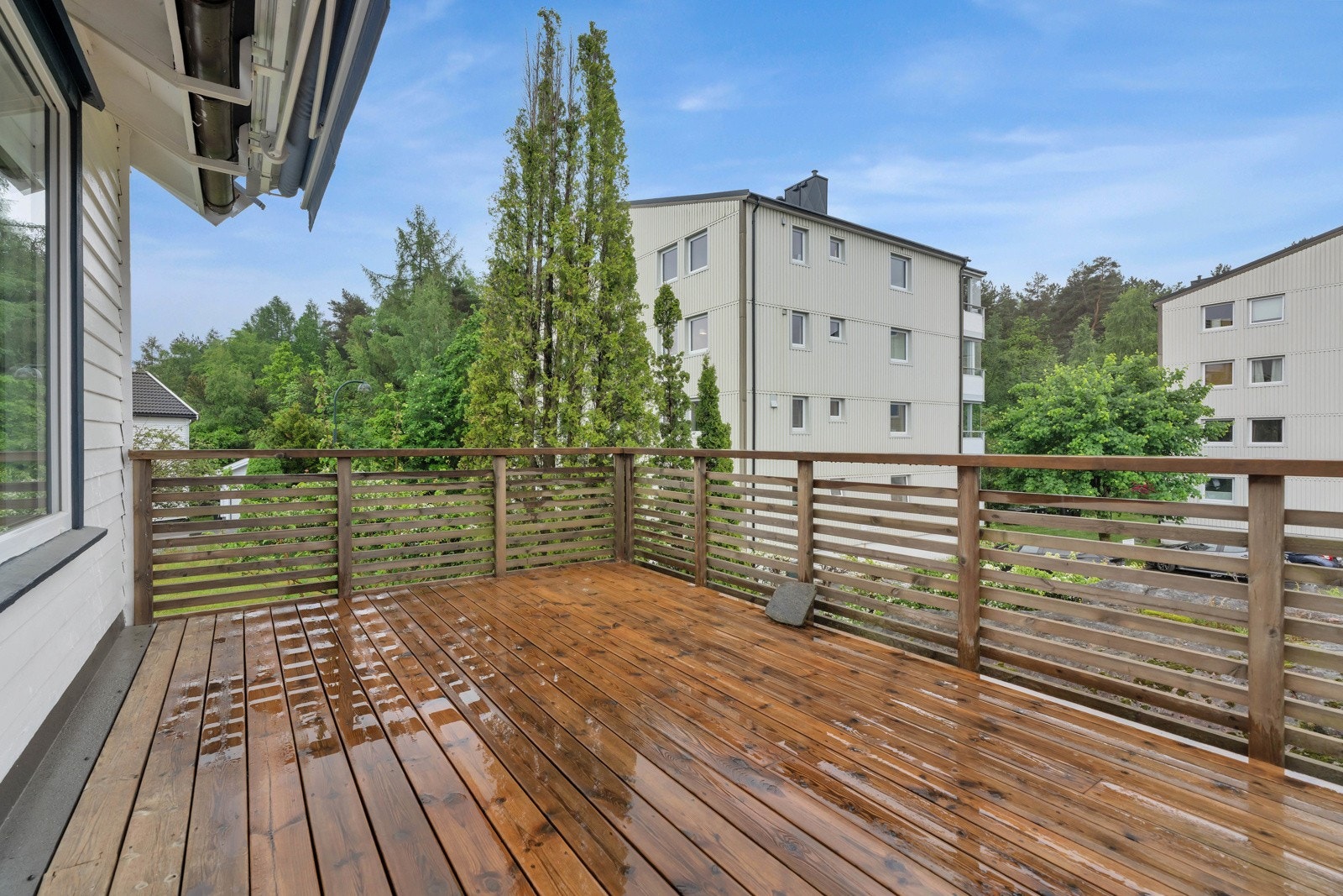 På balkongen er det rikelig med sol og plass til diverse utemøblement Galleribilde