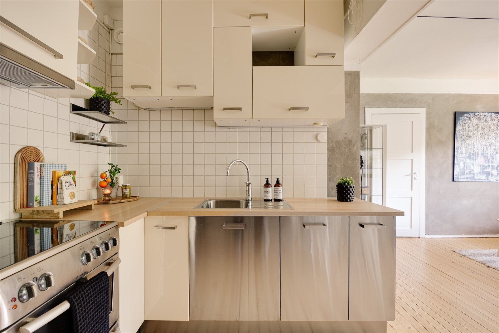 Kjøkkenet er godt utstyrt med integrerte hvitevarer som oppvaskmaskin og kjøl/frys, samt kullfilterventilator og komfyrvakt montert for økt sikkerhet og brukervennlighet. Galleribilde