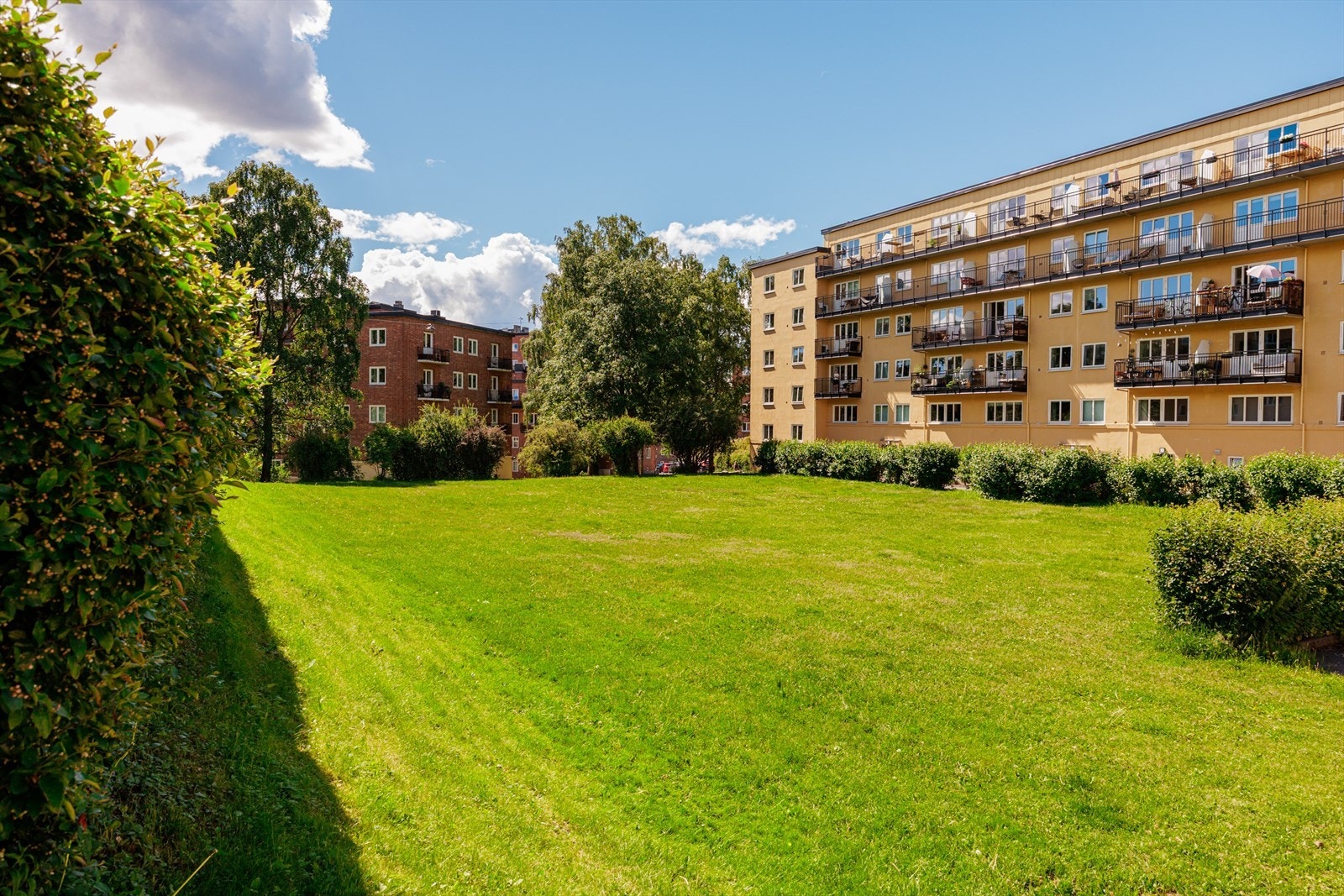 Borettslaget har et hyggelig fellesareal for beboerne. Uteområdet har en grillplass utenfor oppgang 28, stort og skjermet grøntareal og sykkelparkering. Galleribilde