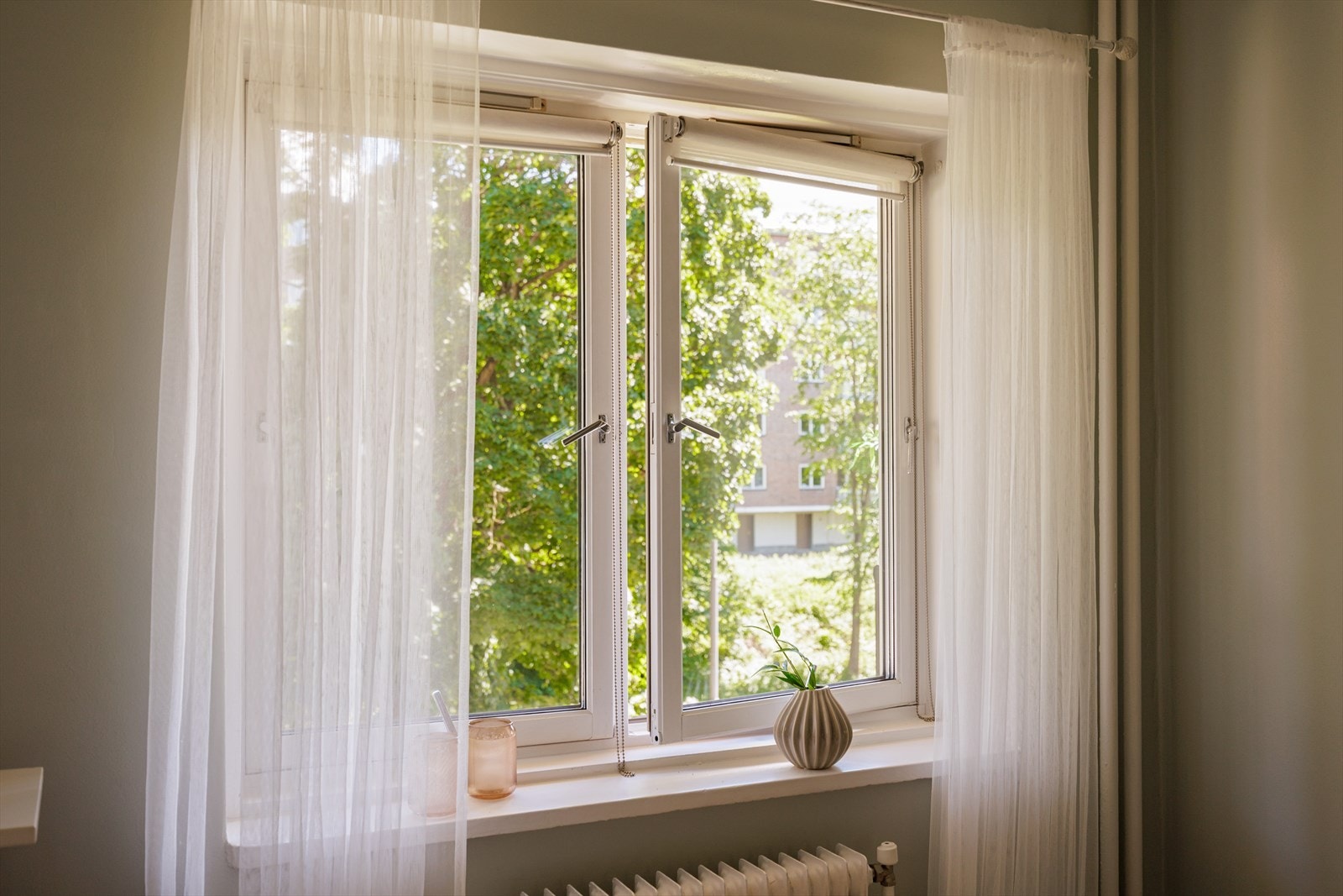 Vinduer mot stille gate. Mulighet for lufting og persienner for skjerming av lys. Galleribilde