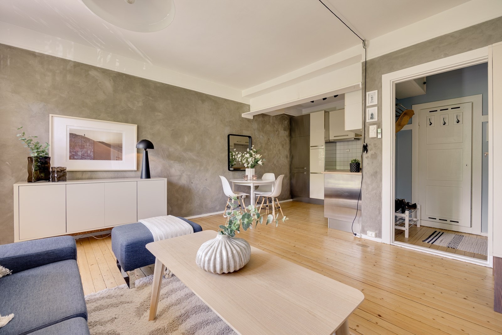 Stuesonen har god plass til sofagruppe med sofa, TV-benk og TV, og fremstår som en lun og sosial del av boligen. Galleribilde